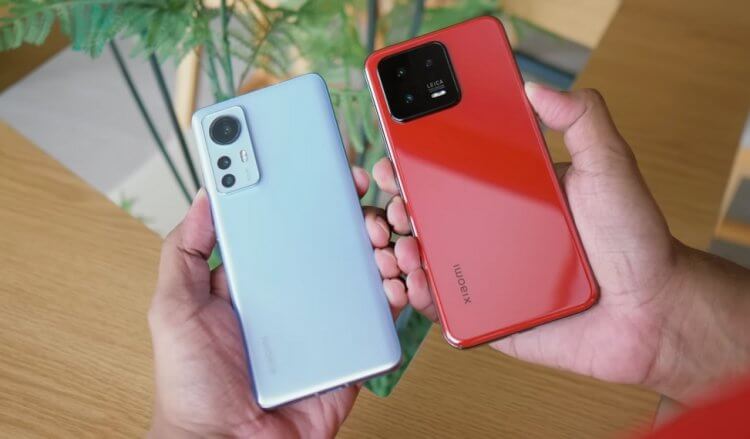 Чем Xiaomi 13 отличается от Xiaomi 12 и какой смартфон лучше купить в 2023 году. Xiaomi 12 (слева) и Xiaomi 13 (справа) — два совершенно непохожих смартфона. Фото.