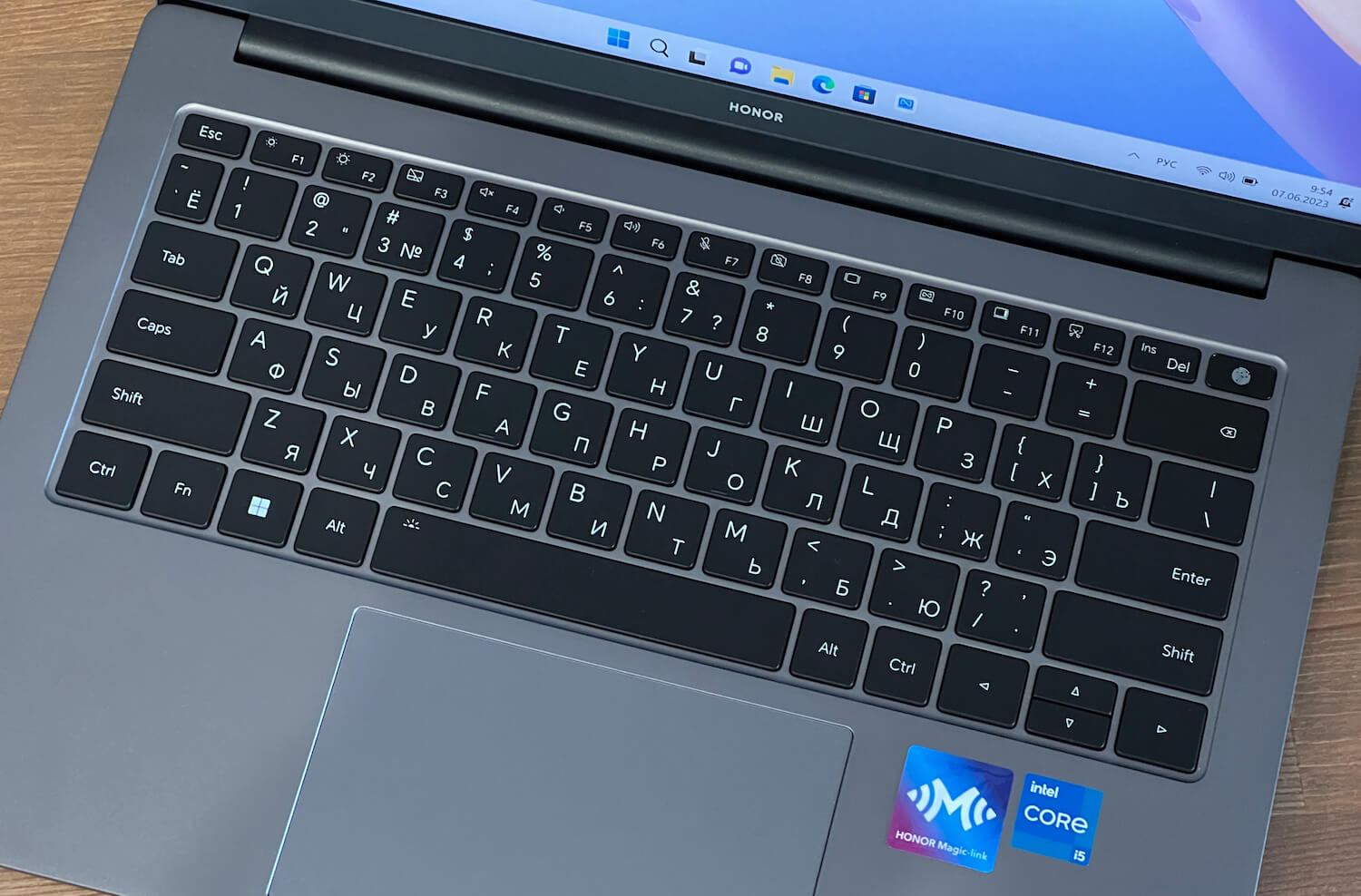 Характеристики HONOR MagickBook X 14. Новинки имеют удобную клавиатуру для тех, кто много печатает. Фото.