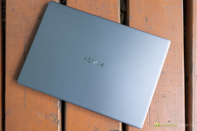 Как выглядит HONOR MagicBook X 14. Темные ноутбуки всегда выглядят лучше светлый. Фото.