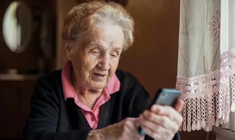 Как убедить пожилых пользоваться приложениями на смартфоне и что им скачать. Пожилые пользователи смартфонов зачастую даже не догадываются о преимуществах приложений. Фото.