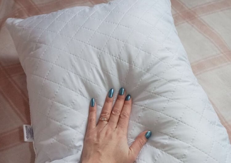 Удобная гипоалергенная подушка. Эта крутая подушка сделает ваш сон крепче. Фото.
