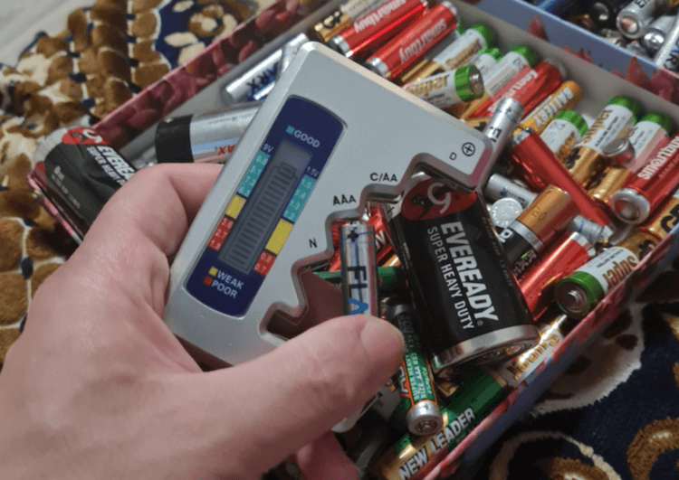 Видели это товары с AliExpress? Их так и хочется купить. Как проверить заряд батарейки. Фото.