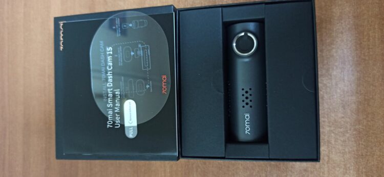 Видеорегистратор компактный и не занимает много места на лобовом стекле. Фото.