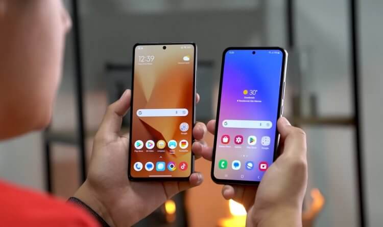 Телефон с безрамочным экраном — это не к Samsung. Даже у Galaxy A54 (справа), который стоит более 30 тысяч рублей, широченные рамки. Фото.