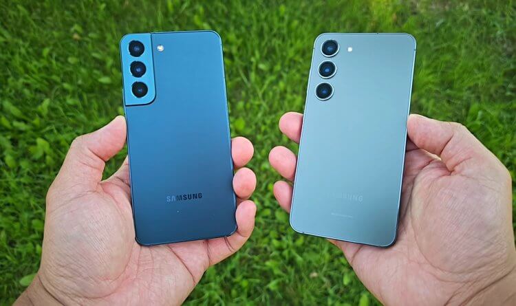 Компактные смартфоны Самсунг. Galaxy S22 (слева) и Galaxy S23 (справа) — очень маленькие смартфоны по нынешним меркам. Фото.