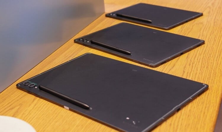Samsung выпустила Galaxy Tab S9 — самый крутой планшет на Android по цене пяти Xiaomi. Новая линейка планшетов состоит из трех моделей. Фото.