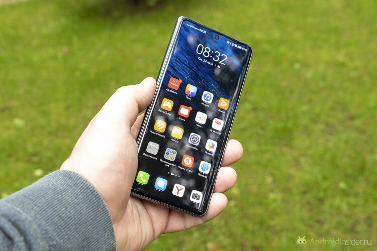 Надежен ли складной телефон. В руках Huawei Mate X3 лежит как действительно премиальное устройство. Фото.