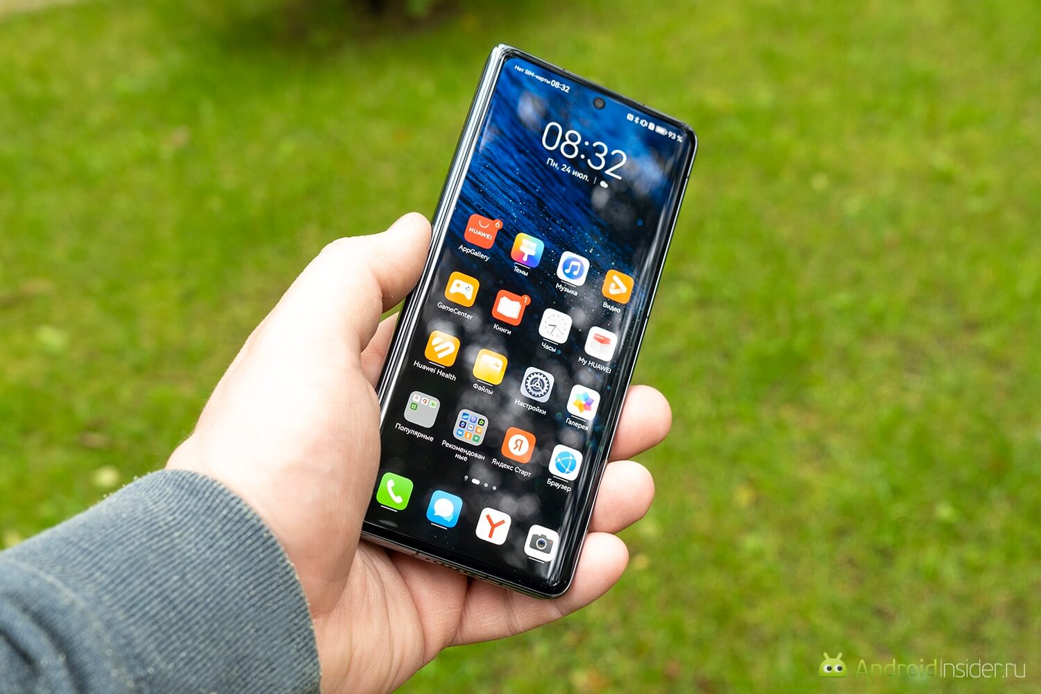Надежен ли складной телефон. В руках Huawei Mate X3 лежит как действительно премиальное устройство. Фото.