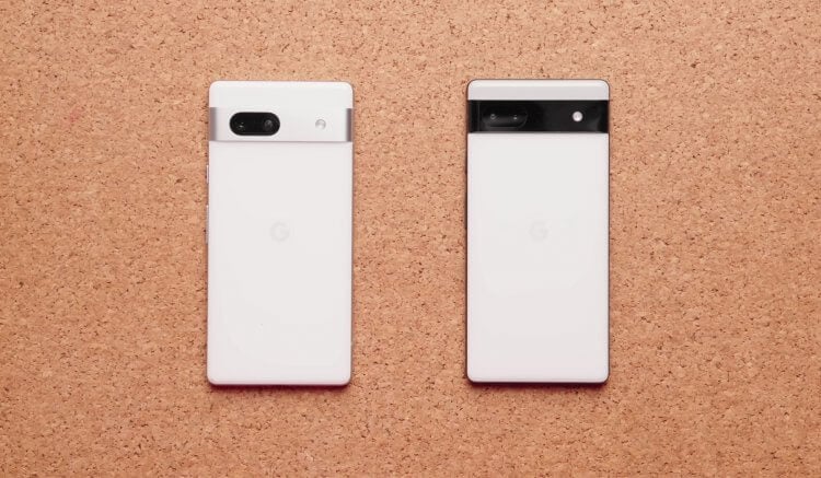 Google Pixel 6a или Pixel 7a — какой купить. Pixel 6a находится справа, а Pixel 7a — слева. Фото.