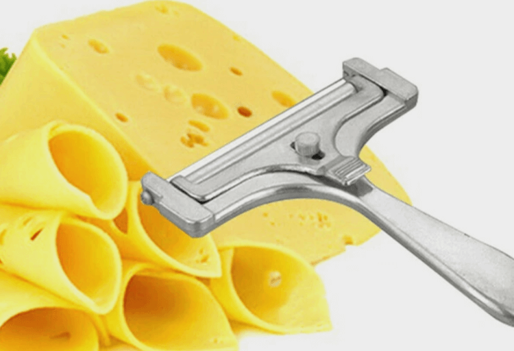 Удобный нож для сыра. Так резать сыр намного более удобно. Фото.