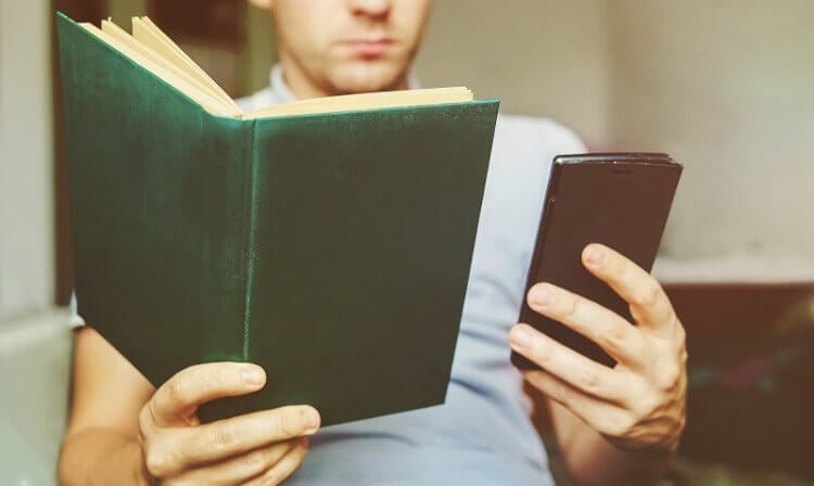 Как правильно читать на смартфоне и не навредить глазам
