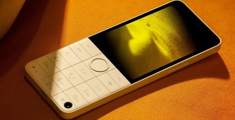 Кнопочный телефон Xiaomi. Кнопочный Xiaomi с сенсорным экраном точно не оставит вас равнодушным. Фото.