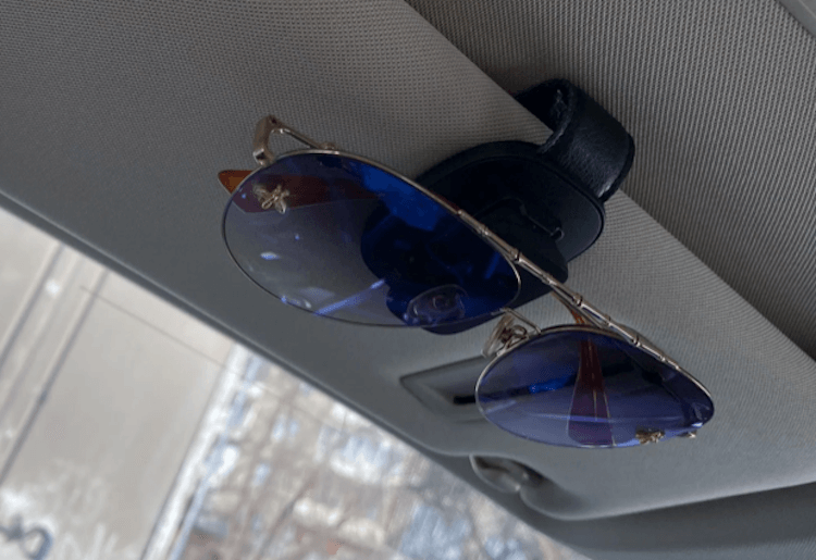 Держатель для очков в машину. Так очки хранить удобнее, чем просто бросать куда-то. Фото.