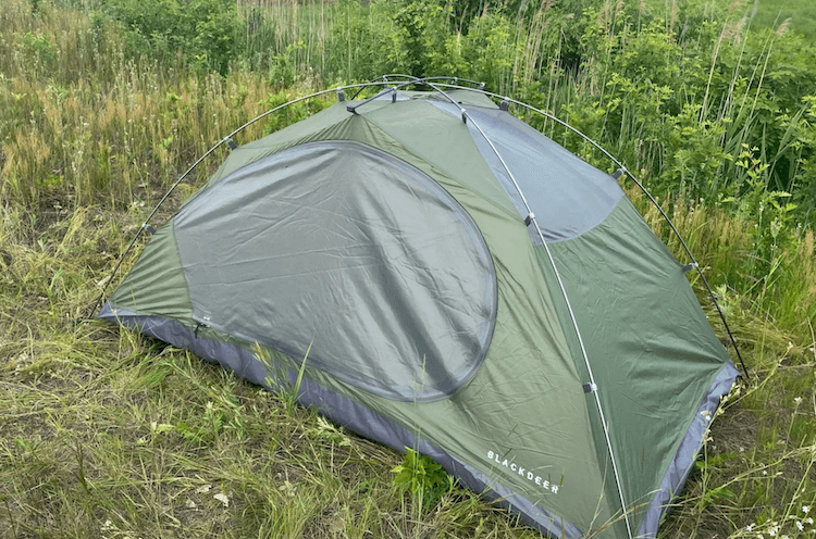Палатка для походов и пикников. Стоит на земле палатка очень основательно. Фото.