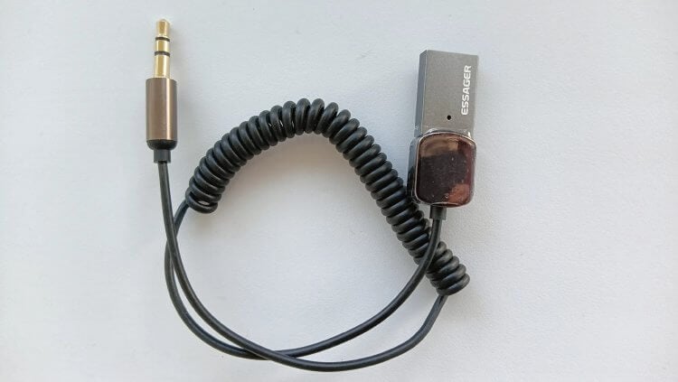Автомобильный AUX Bluetooth-адаптер. С помощью такого небольшого гаджета Bluetooth появится даже в старой машине. Фото.