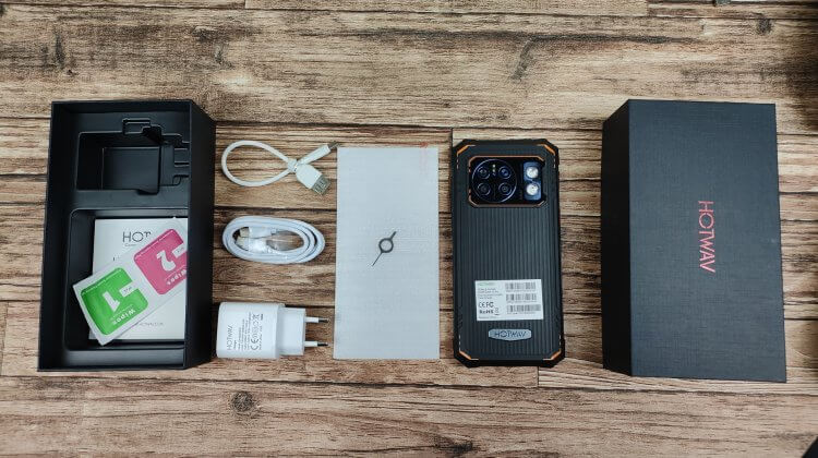 Цена смартфона HOTWAV Cyber 13 Pro. В комплекте со смартфоном идет зарядка и переходник с USB-C на USB-A для подключения флешек. Фото.