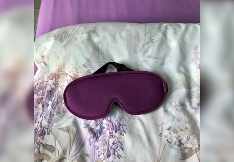 Удобная маска для сна. Эта маска для сна точно поможет вам выспаться. Фото.