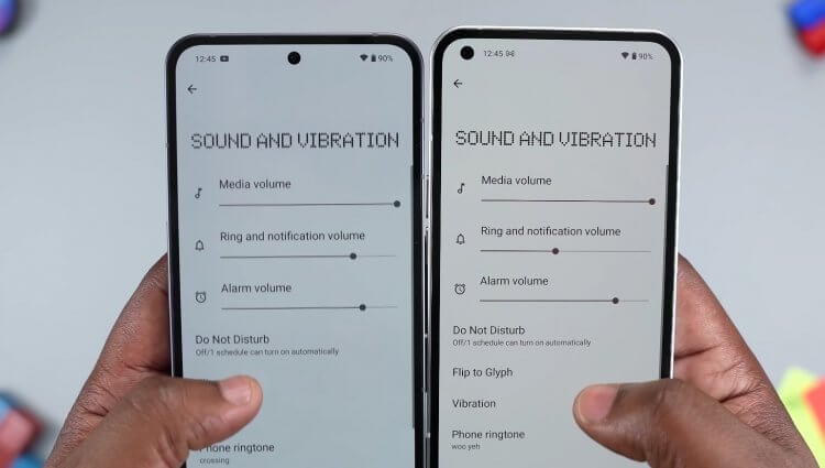 Какие экраны у смартфонов Nothing Phone 1 и 2. Обратите внимание, что на экране нового смартфона (слева) фронталка располагается по центру, а не слева. Фото.