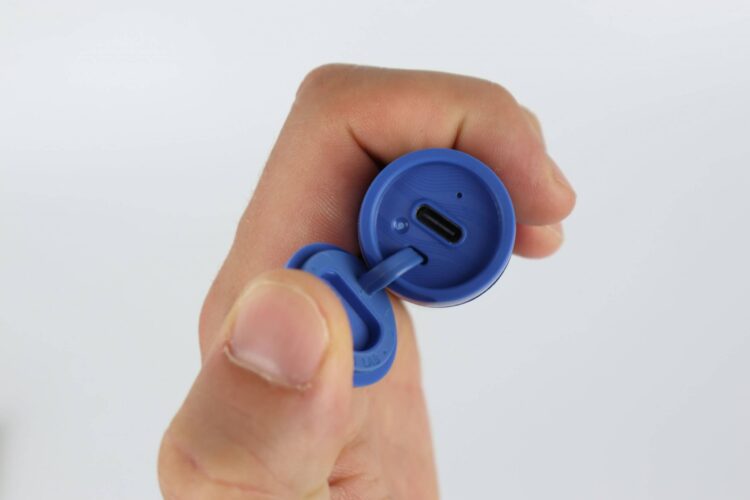 Зарядка происходит через порт USB-C. Фото.