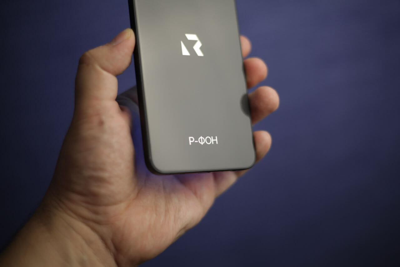 В России выпустили смартфон Р-ФОН на Rosa Mobile за 40к рублей. Даже дешевый Redmi лучше, чем это. В России выпустили новый смартфон с отечественной операционкой! Фото.