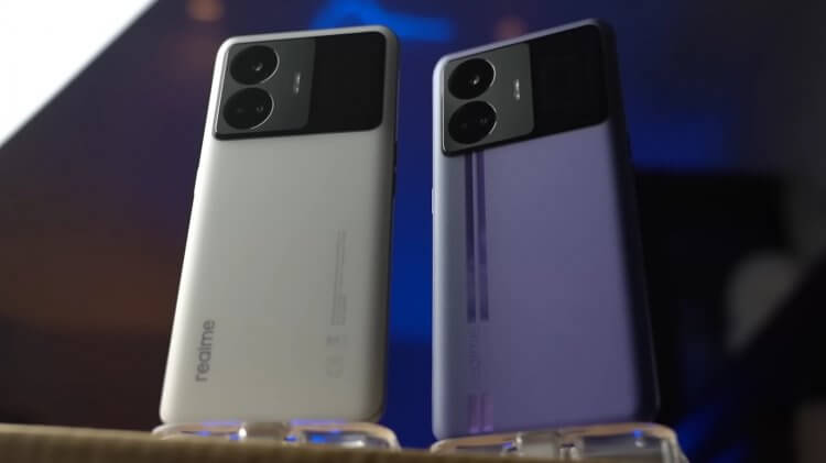 Почему отличаются названия смартфонов. По сути, это один и тот же смартфон, но слева — realme GT3, а справа — realme GT Neo5. Фото.