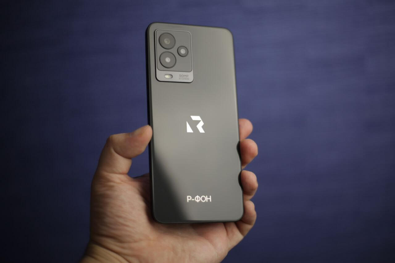 Смартфон российского производства на Rosa Mobile. Сзади Р-ФОН отдаленно напоминает iPhone X. Фото.
