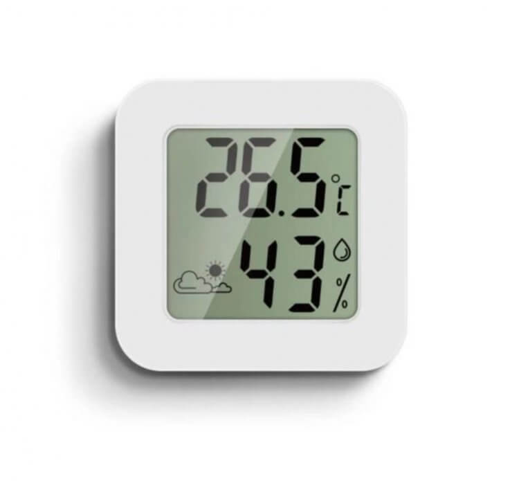 Электронный термометр для дома. Эта домашняя метеостанция считывает температуру и уровень влажности воздуха. Фото.