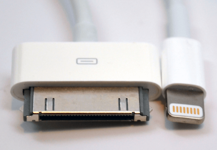 Почему Эпл не выпускает Айфон с USB-C. До перехода на Lightning (справа), Apple пользовалась 30-пиновым разъемом (слева). Фото.