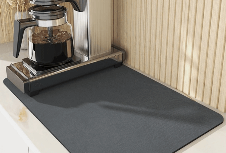 Коврик для кофе-машины. Этот коврик также можно просто стелить под разложенную посуду. Фото.