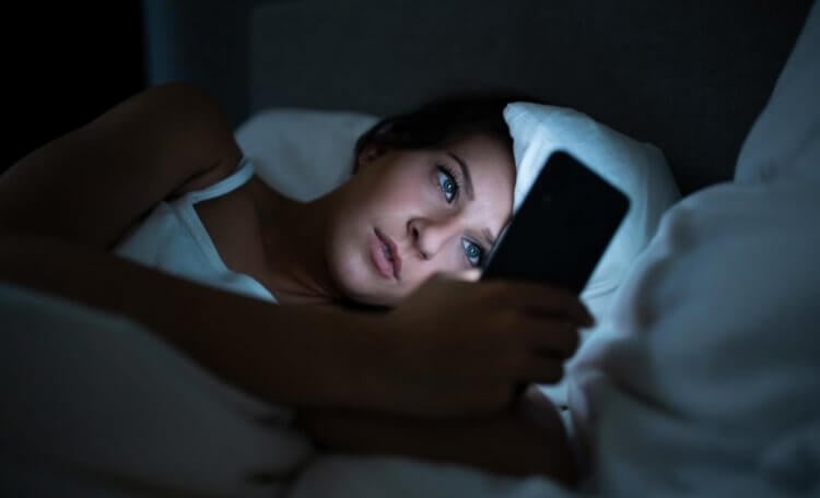 Нарушение сна или бессонница. Если хотите лечь спать пораньше, уберите телефон подальше. Фото.