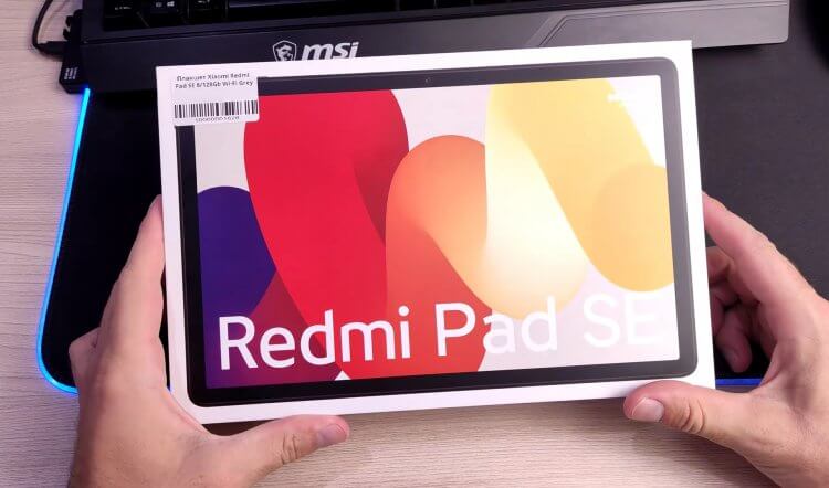 За сколько можно купить Redmi Pad SE. Redmi Pad SE поставляется в классической для планшетов Xiaomi коробке. Фото.