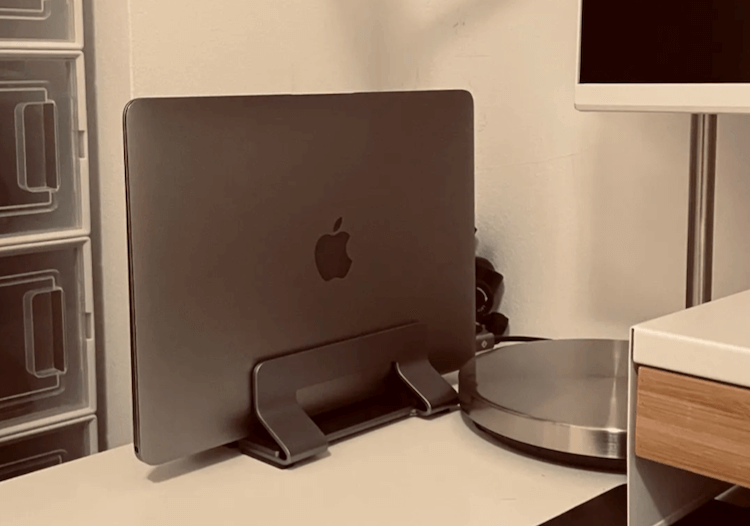 Подставка для ноутбука на стол. Можно даже просто так ставить ноутбук для красоты. Фото.