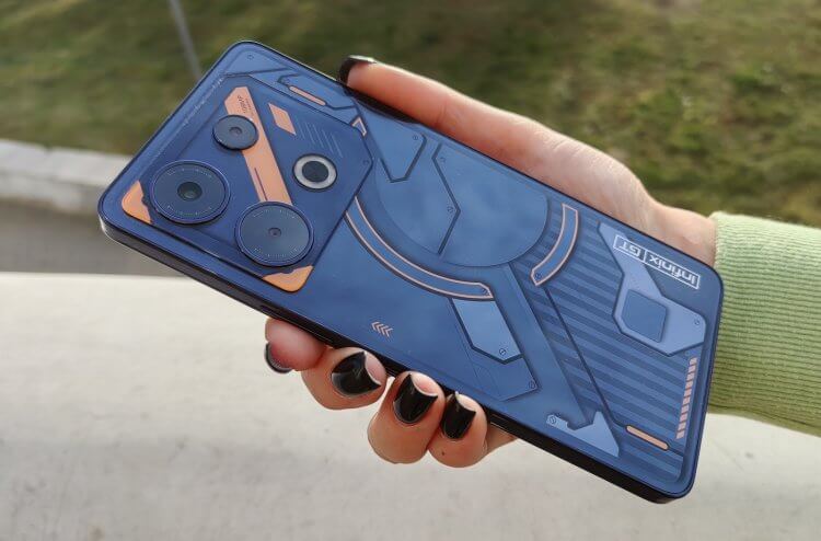 Недорогой игровой смартфон Infinix GT 10 Pro. В зависимости от освещения элементы оформления смартфона тоже меняют свой цвет. Фото.
