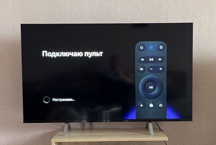 Как управлять телевизором без пульта через Яндекс Станцию. При первом запуске необходимо настроить пульт, но управлять телевизором можно и без него. Фото.
