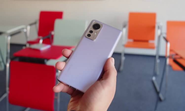 Xiaomi 12 — телефон с быстрой беспроводной зарядкой. Компактный смартфон, тоже умеющий заряжаться по беспроводу. Фото.