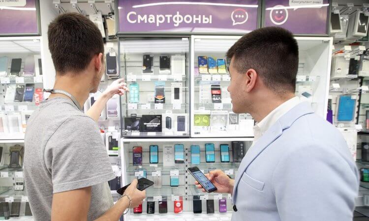 Где продаются телефоны. Как правило, в офлайн-рознице самые высокие цены. Фото: iz.ru. Фото.