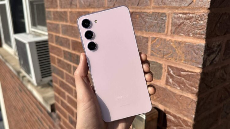 На фоне Galaxy S23 Ultra обычный S23+ сама элегантность. Источник: edition.cnn.com. Фото.