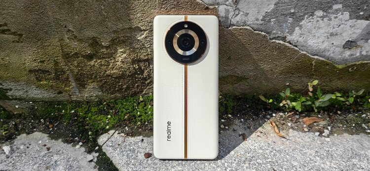 realme 11 Pro+ — кожаный телефон. В золотом цвете realme 11 Pro+ выглядит очень круто. Источник: journal.tinkoff.ru. Фото.
