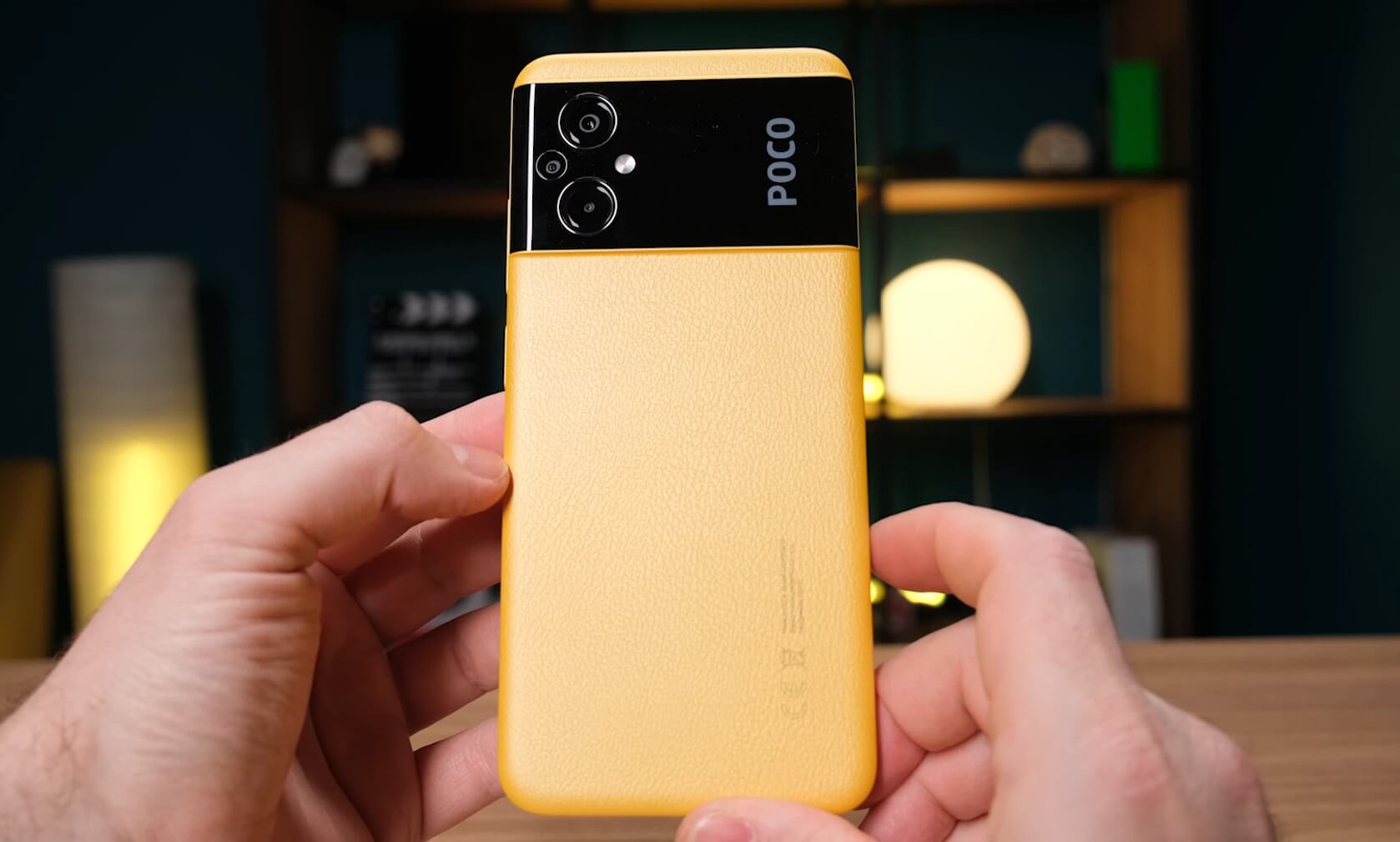 Почему игровые смартфоны еще существуют. Обычный, даже мощный смартфон, не имеет атрибутов игрового. Например, мощное охлаждение и подсветку. Фото.