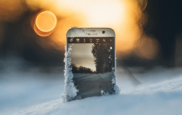 Почему смартфон быстро разряжается зимой, и что делать, если он отключается на морозе. Фото.