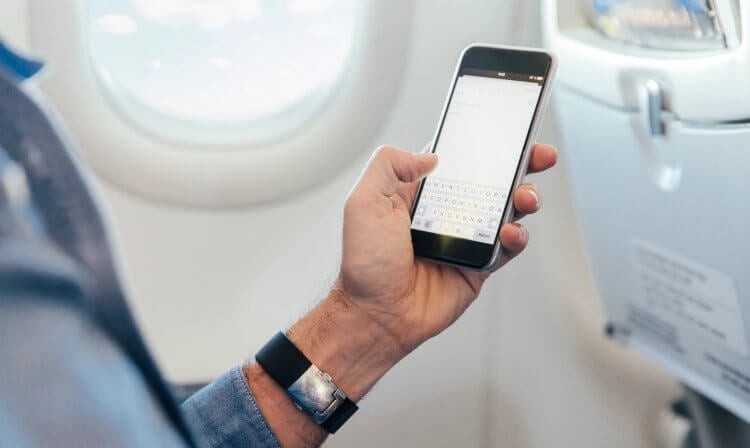Можно ли пользоваться телефоном в самолете сейчас. Пользоваться смартфоном можно, но только в авиарежиме. Фото.