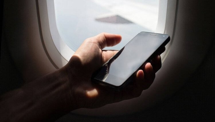 Как правильно пользоваться смартфоном во время полета. Ограничения носят формальный характер, но старайтесь их соблюдать. Фото.