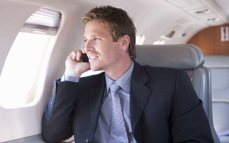 Как правильно пользоваться смартфоном в самолете: что можно, а что — нельзя. Фото.