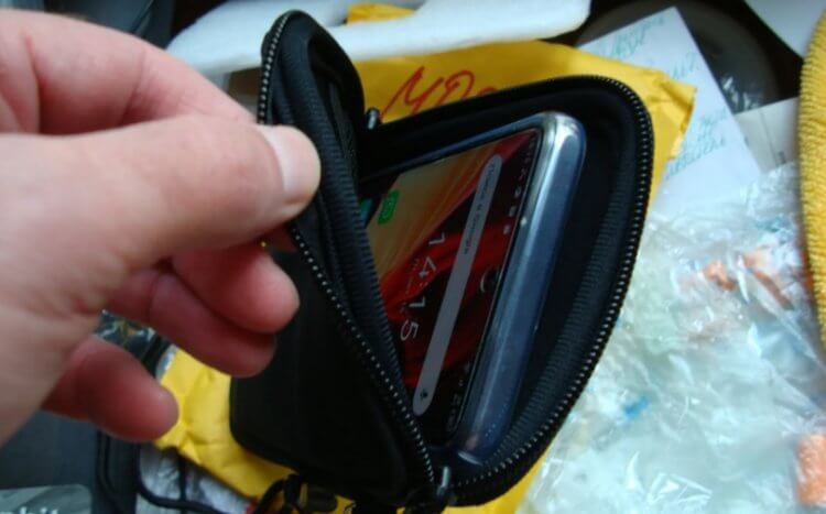 Зимний чехол для смартфона. Плотная сумочка поможет смартфону сохранить тепло. Фото.