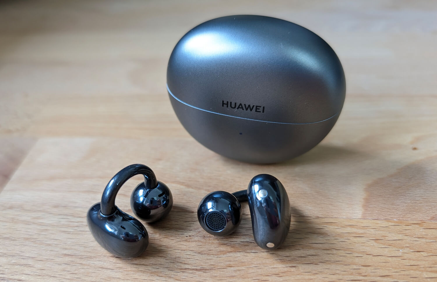 Huawei выпустила несколько интересных гаджетов, включая необычные наушники. Это только часть того, что показали на презентации. Фото.