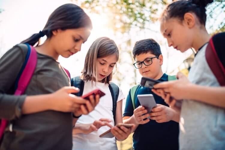 Нет запретам: 5 способов использовать смартфон в школе с пользой. Смартфоны нужны школьникам, и запрещать их нет смысла. Фото.