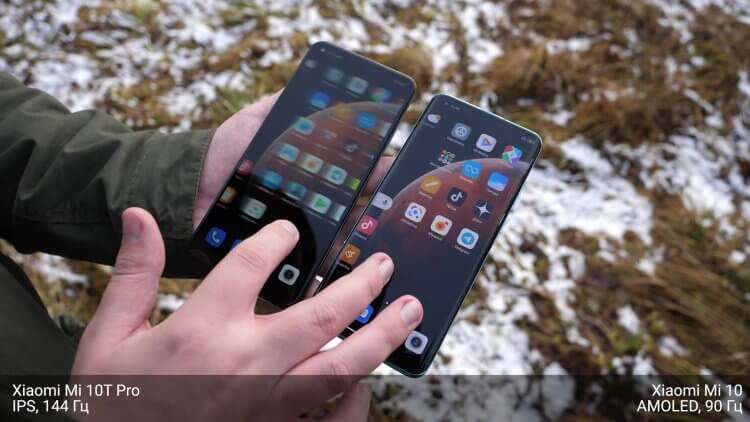 IPS или AMOLED — что лучше. Обратите внимание, как на смартфоне с IPS (слева) размываются иконки при скроллинге. Фото: Mobiltelefon.ru. Фото.