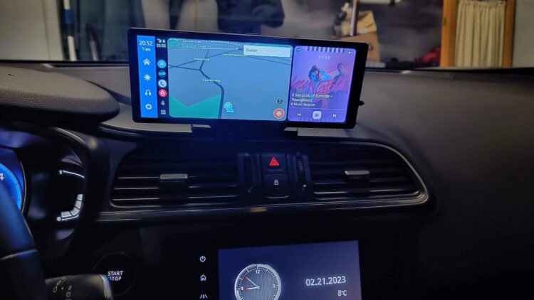 Можно вывести на экран одновременно навигатор и управление музыкой. Изображение: aliexpress.ru. Фото.