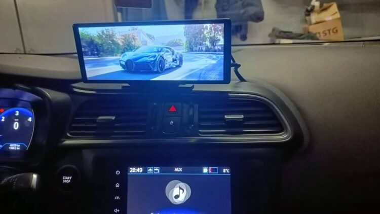 Можно даже смотреть видео. Изображение: aliexpress.ru. Фото.