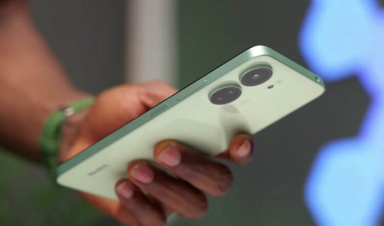 Новый смартфон Redmi 13C. Горячая новинка с отнюдь не самым свежим железом. Фото: Izzi Boye. Фото.